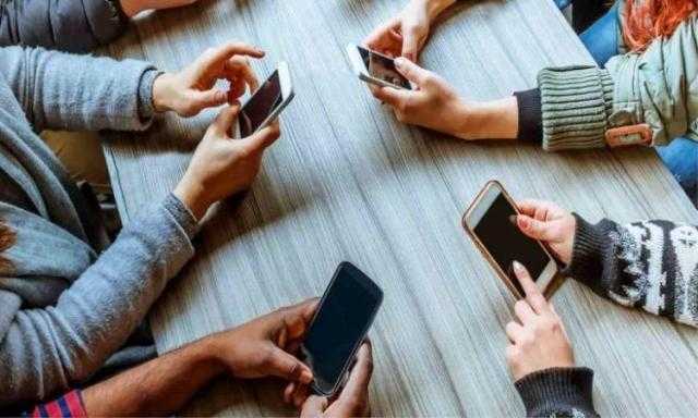 لأول مرة.. تطبيق هاتف يساعدك على تجنب ”كورونا” (فيديو)