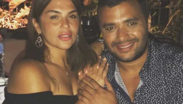 زوجة رامي صبري تواجه الشتاء بـ”تي شيرت كت”