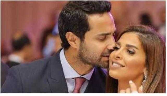 حضن زوجة كريم فهمي يخطف أنظار الجمهور.. شاهد