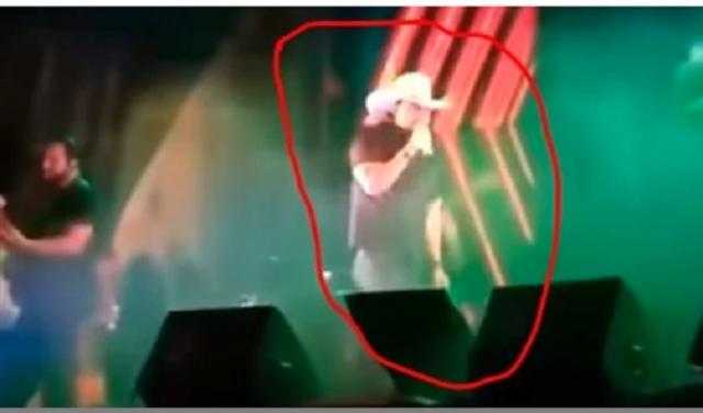 بالفيديو.. تفاصيل وفاة العالمي «جوليانو سيزار» بعد سقوطه ميتًا أثناء غنائه على خشبة المسرح