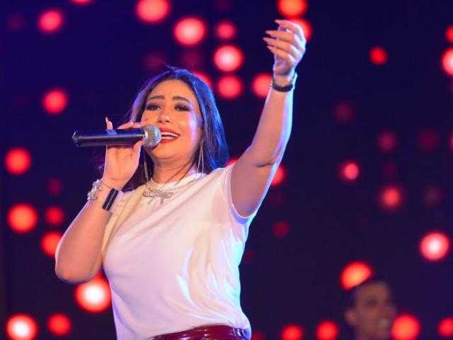 بوسي تشعل ”إنستجرام” بفستان أحمر مخملي