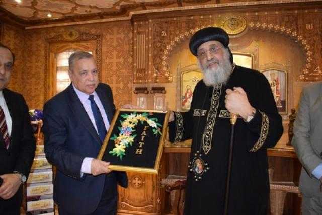 رئيس النيابة الإدارية يزور البابا تواضروس لتهنئته بعيد الميلاد