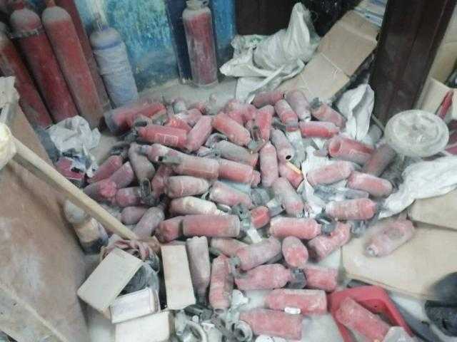 القبض على صاحب ورشة تصنيع طفايات حريق بمواد مجهولة المصدر بالساحل