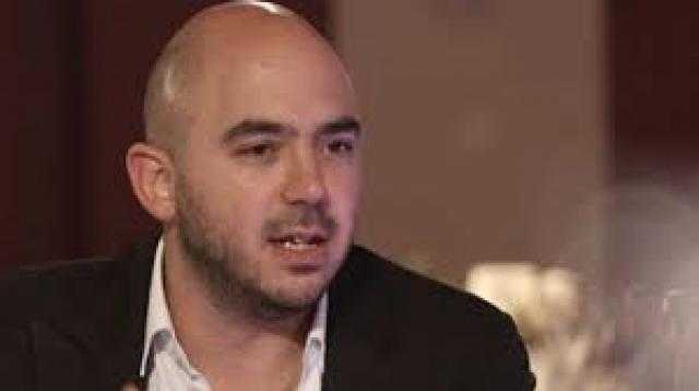 بالشيشة.. شاهد محمود العسيلي مع زوجته فى شهر العسل