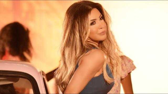 نوال الزغبي تبهر جمهورها بفستان أسود