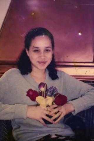شاهد.. والد ميجان يعرض لها صورا تظهر لأول مرة