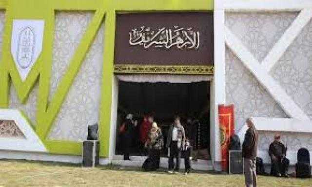 إقبال من زوار جناح الأزهر على ”الكفاية في الهداية” الذي يعرضه مجمع البحوث الإسلامية