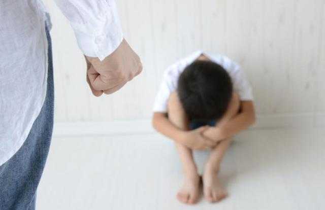 جحود أب.. ضبط عامل مقهى عذب طفليه في العجوزة