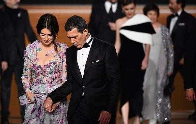 بينيلوبي كروز وأنتونيو بانديراس يجتمعان معًا يداً بيد .. اعرف السبب