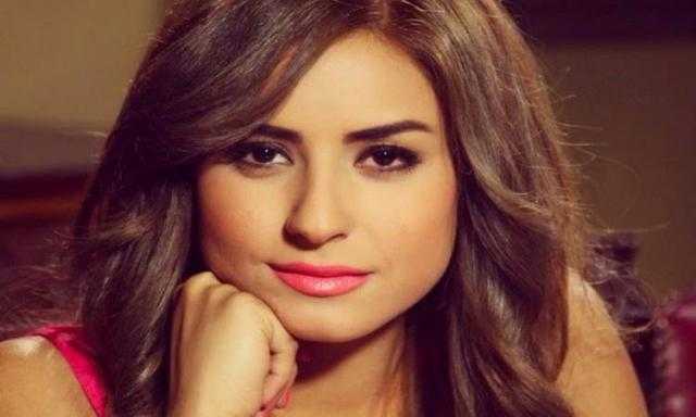 بالكاجوال.. ريهام أيمن تستعرض رشاقتها أمام السيارة