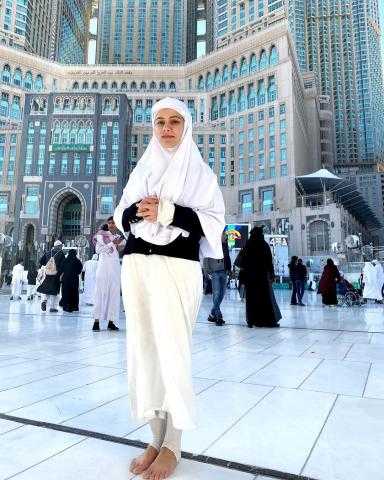 بعد تسريب مقاطع إباحية لها.. فنانة شهيرة تعلن اعتزالها الفن أمام الكعبة (فيديو)