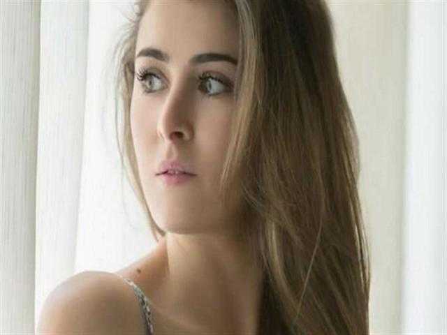 عائشة بن أحمد تتألق كالأميرات.. والجمهور يغازلها (صور)