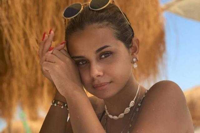 منة عرفة تستعرض أناقتها بفستان أزرق جريء