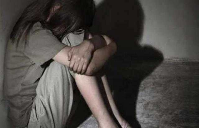 القبض على نجار لاتهامه بتعذيب طفلة زوجته حتى الموت بالمرج