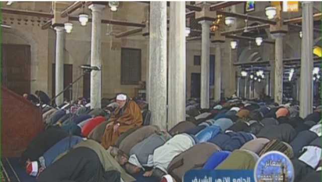 أحمد عمر هاشم يؤدي صلاة الجمعة بالجامع الأزهر