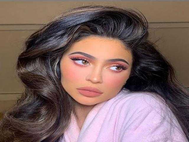 كايلي جينر تستعرض أنوثتها بالأفعى