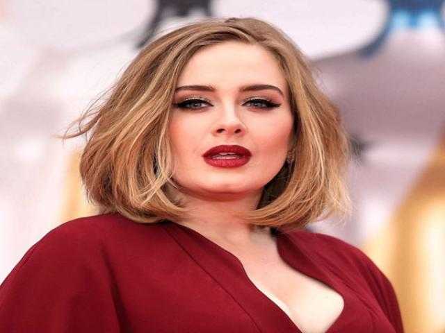أديل تتألق بفستان ذهبي في After-Party الأوسكار