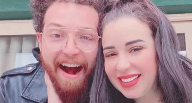 أسما شريف تنشر صورة لها بصحبة محمود حجازي