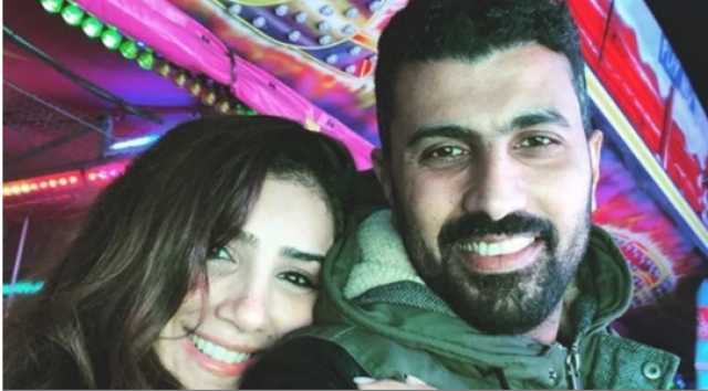 محمد سامي يشارك جمهوره بصورة له مع زوجته مي عمر