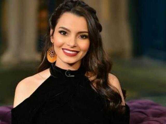 كارمن سليمان تتألق بالأوف شولدر والكناري يظهر جمالها