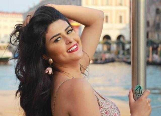 سلمى رشيد تستعرض أنوثتها بإطلالة شتوية