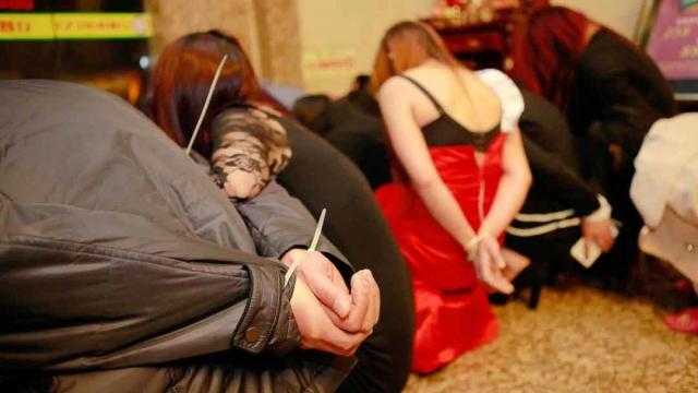 الفتيات يعرضن أنفسهن على الزبائن ”أونلاين”.. القصة الكاملة لشبكة دعارة ”صيني” بالقاهرة