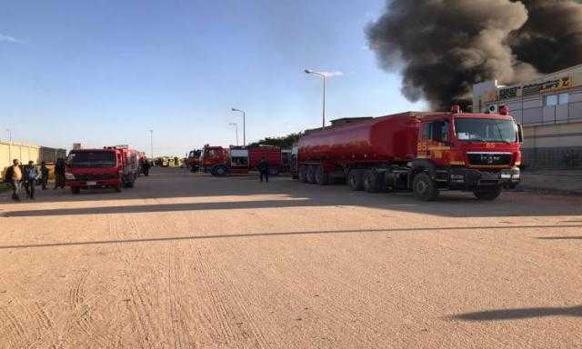 صور .. حريق هائل بمصنع فى برج العرب والدفع بـ 10 سيارات إطفاء