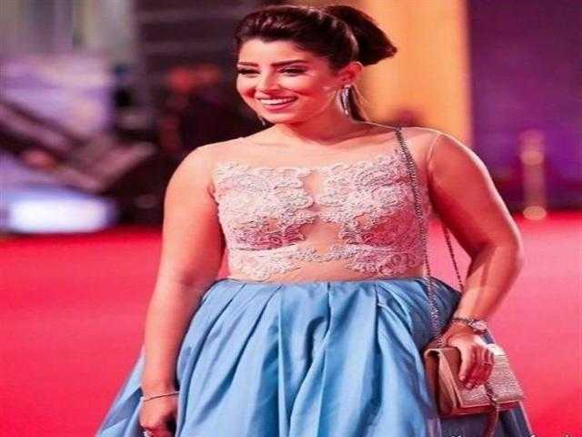 آيتن عامر تستعرض أناقتها بفستان مبهج