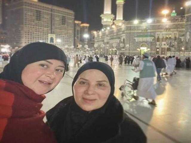 بوسي تظهر بالحجاب مع ابنتها