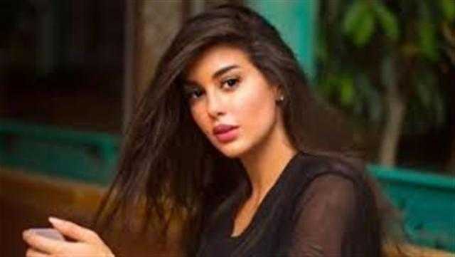 ياسمين صبرى تستعرض أناقتها على البحر