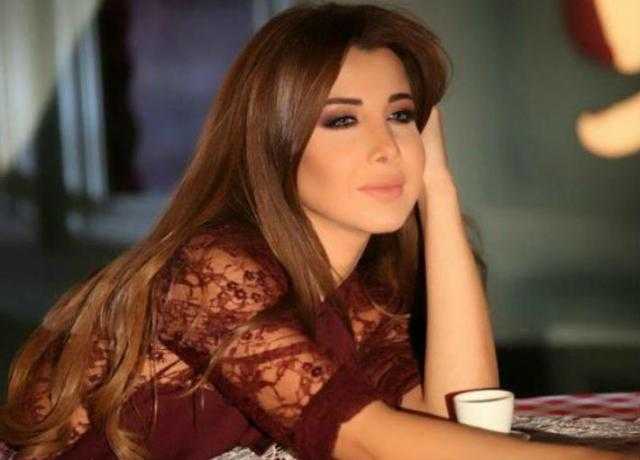 الشارلستون يبرز نحافة خصر نانسي عجرم