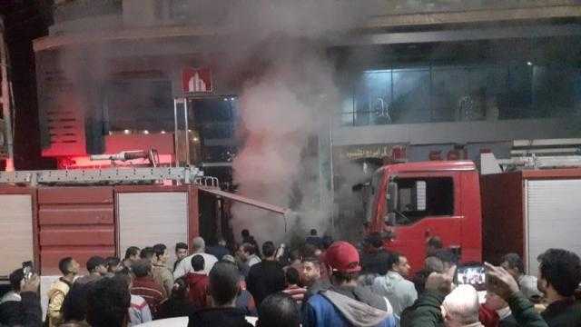 الدفع بـ 6 سيارات إطفاء للسيطرة على حريق هائل في الدرب الأحمر