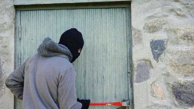 لص يسرق شقة رئيس محكمة وشقيقه لواء بالشرطة
