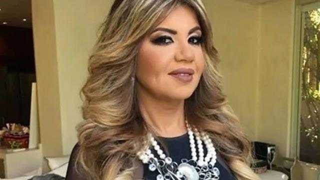 بوسي شلبي تتحدى عمرها بإطلالة جريئة في المملكة العربية السعودية