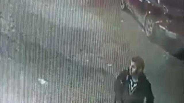 القبض على شاب خلع ملابسه في الشارع أمام فتاة