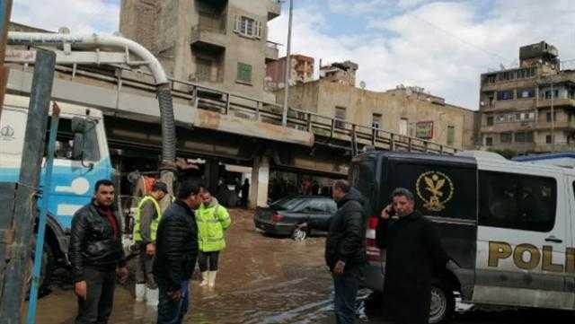 شرطة السيدة زينب تساهم في سحب المياه المتراكمة بميدان أبو الريش