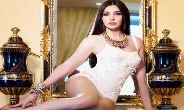 شاهد.. لاميتا فرنجية رفقة ابنتها على شواطئ دبي