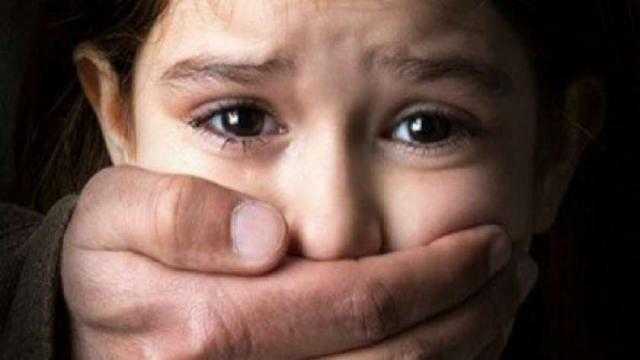 نجار يغتصب طفلة عمرها 4 أعوام.. والمحكمة تعاقبه بالسجن 10 سنوات