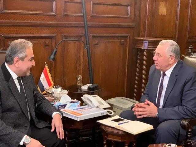 عدم منح ترخيص المزارع إلا بتعاقد مع طبيب بيطري