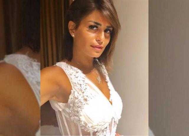 بإطلالة جذابة.. منة فضالي تحتفل بعيد ميلادها الـ 37