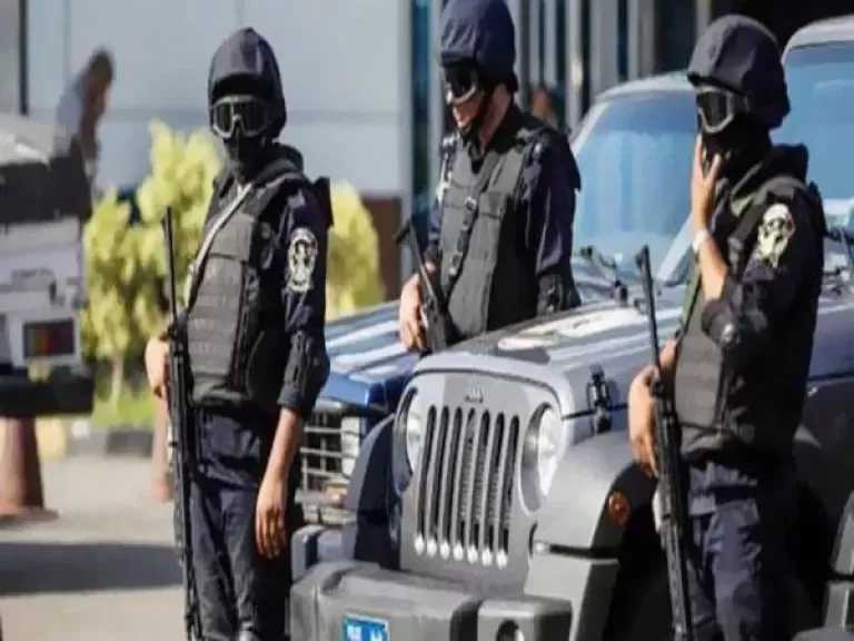زفة الشيشة في المنيا.. الأمن يضبط سائقا ومرافقيه استعرضوا فوق سقف سيارة