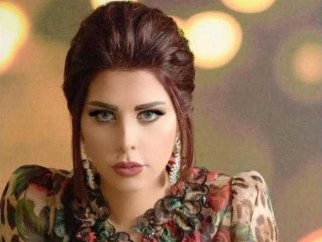 شمس تستعرض أنوثتها بـ”البشكير”