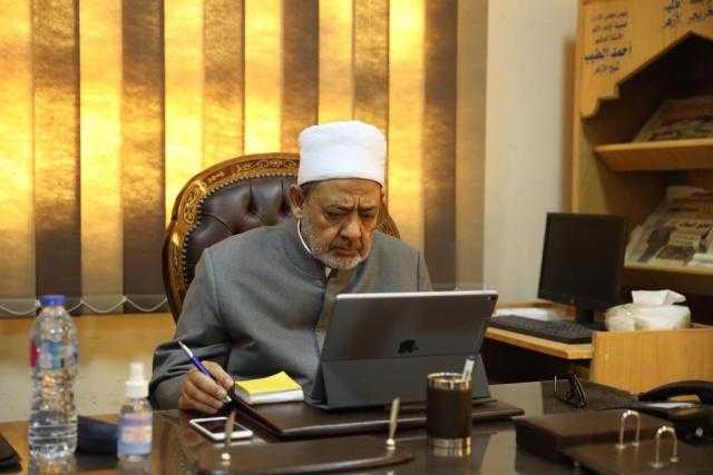 عبر الكونفرانس.. الطيب يوجه بتكثيف العمل على السوشيال ميديا