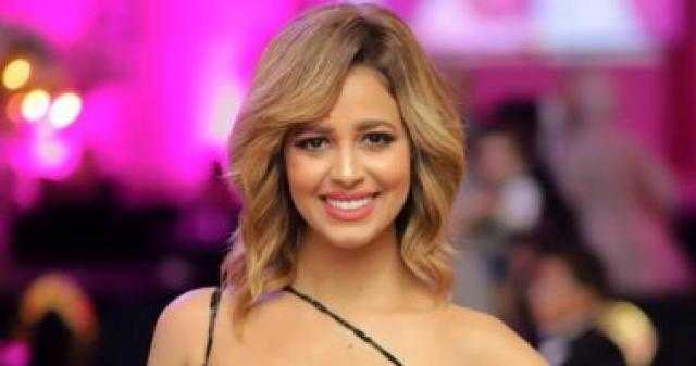 رنا سماحة تعتمد صيحة الفساتين المنقطة