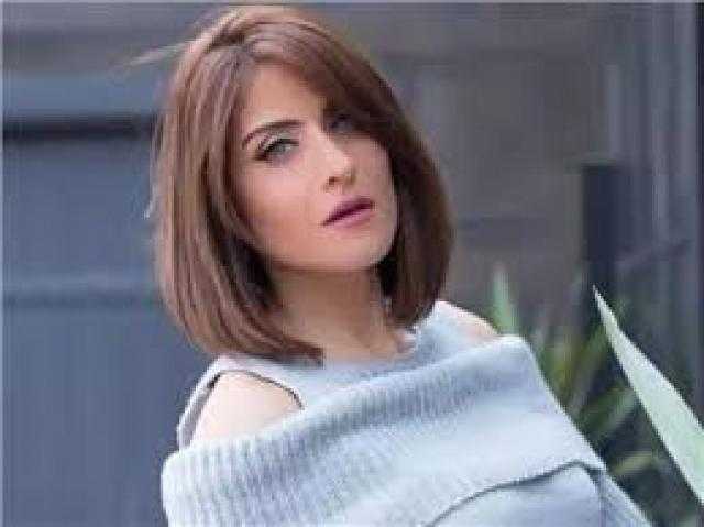 بالريش الأبيض.. هيدي كرم تبرز أنوثتها في أحدث جلسة تصوير