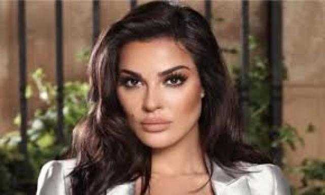 نادين نجيم تستعرض أنوثتها بإطلالة مكشوفة