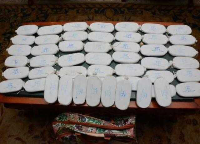 قبل ترويجها.. ضبط 18 طربة حشيش مع موظف بقنا