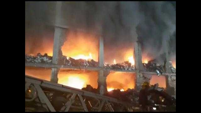 السيطرة على حريق مصنع بطاطين في العاشر من رمضان