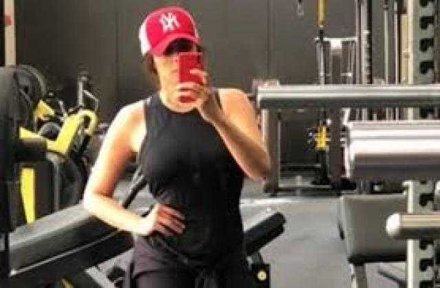 ياسمين عبد العزيز تستعرض رشاقتها داخل الجيم بملابس رياضية