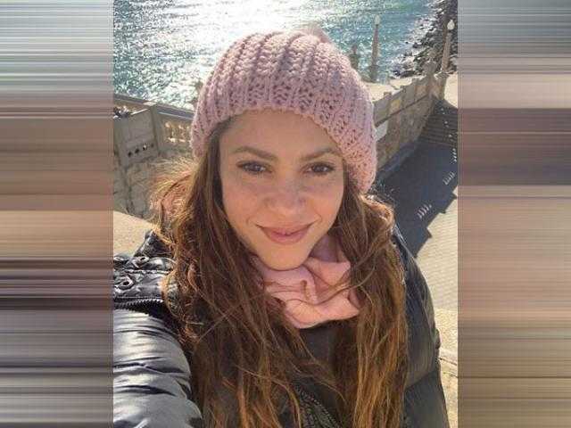 شاهد.. شاكير بالبيجامة من العزل المنزلي